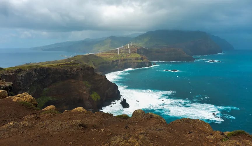 Éoliennes au loin à Santa Cruz, île de Madère, Portugal (Artur Widak/NurPhoto/Getty Images)
